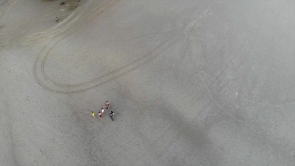 Top Aerial View Sandy Beach People Pan Righ — Stockvideo