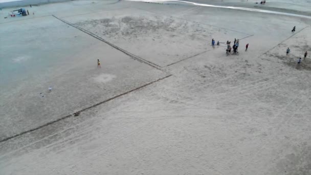 Вид Сверху Воздуха Людей Устанавливающих Футбольное Поле Пляже — стоковое видео