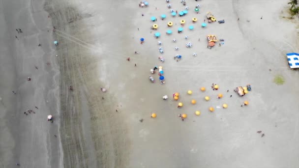 Luftaufnahme Von Zelten Und Sonnenschirmen Einem Weißen Sandstrand Dolly Left — Stockvideo