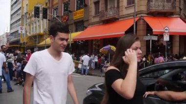 Kahverengi Apartman Altında Bir Çok Kalabalık Var