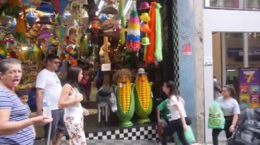 Bir sürü komik ve renkli oyuncağı olan oyuncakçı.