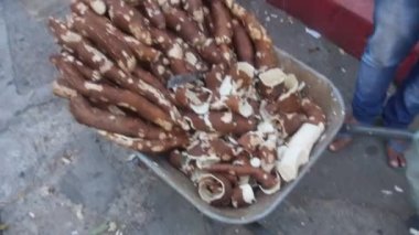 El arabası Uzun Cassava 'yla dolu..