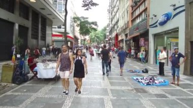  Bir grup tüccar yola çıktı.