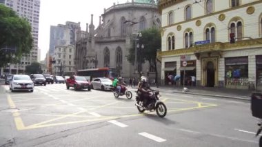  Trafik ışığını soldan sağa çeviren turuncu ve beyaz otobüs.