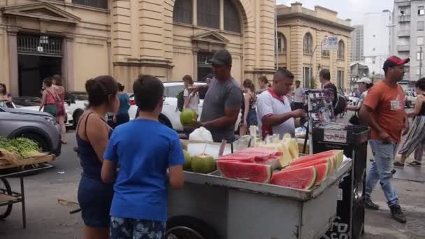 Lidé Kupují Kokosové Nápoje Ruční Držení — Stock video
