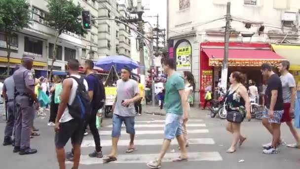 Polícia Comerciantes Pedestres Perto Semáforo Para Frente — Vídeo de Stock