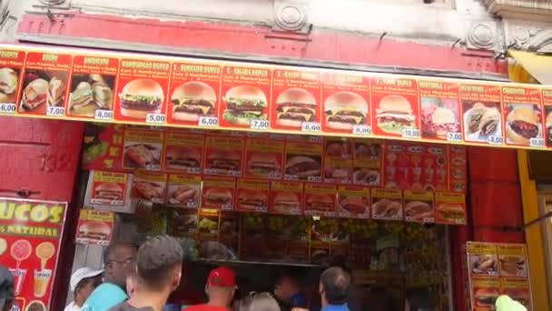 Puesto Hamburguesas Rojas Lleno Visitantes Cola Mano — Vídeos de Stock