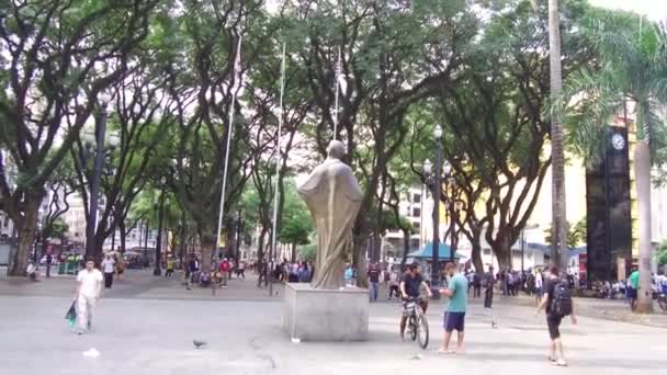 Statuie Mulți Oameni Păsări Parcul Orașului — Videoclip de stoc