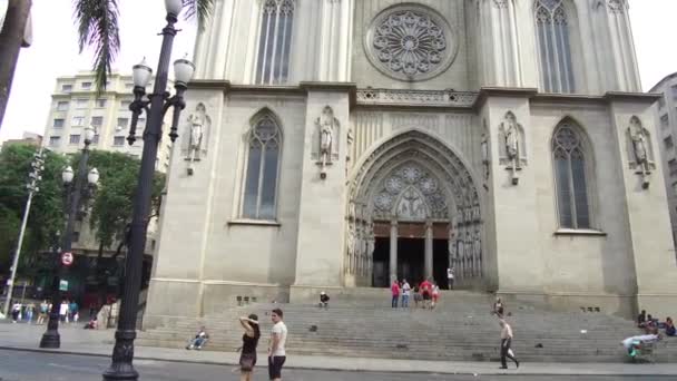 Personas Frente Puerta Entrada Hermosa Iglesia Adelante — Vídeos de Stock