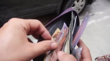 Mor Cüzdanın İçinde Renkli Para Koleksiyonu