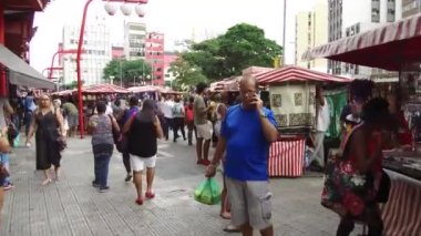 Yolun kenarındaki Merkez Hatıra Merkezi 'nde kalabalık var.