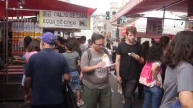 Yemekhanede bir sürü ziyaretçi var. 