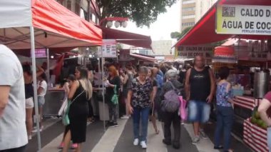 Gündüz kalabalık sokak pazarı