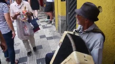 Piyano çalan yaşlı sokak müzisyenleri 