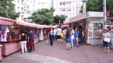  Şehrin ortasındaki Merkez Hediyelik Eşya Merkezi 'nde İnsan Faaliyetleri - İleri - Soldan Sağa Çevirin.