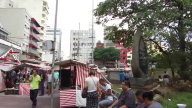 Şehrin ortasındaki Merkez Hediyelik Eşya Merkezi 'nde İnsan Faaliyetleri.
