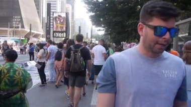 Aksesuar ve kitapçılardaki insanlar ayakta duruyor.