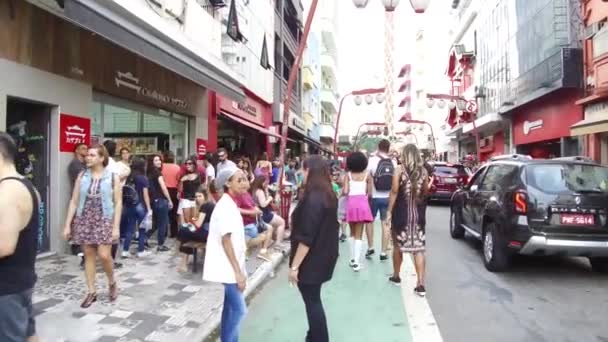Uma Rua Com Luzes Únicas Pedestres Para Frente — Vídeo de Stock