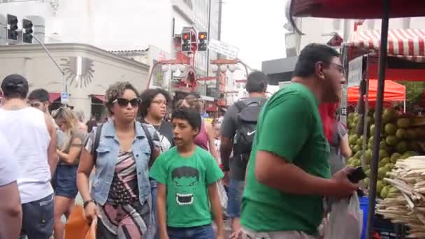 ココナッツショップの前で歩行者の群衆 手を開催 — ストック動画