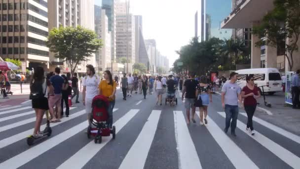Group People Walking Together Highway Car Free Day City — Stock Video