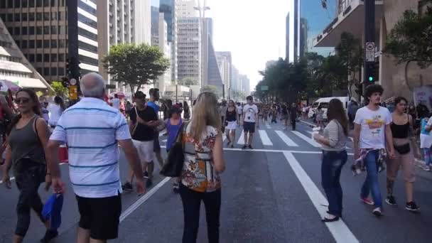 Grupo Personas Caminando Juntas Carretera Cuando Coche Día Libre Ciudad — Vídeos de Stock