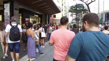  Sokak Müzisyeninin Görünüşü ile Seyirciyi Alkışlayın