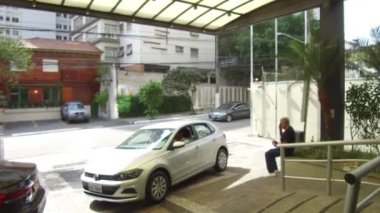 Beyaz Arabalı İnsanlar - Eller Tutuluyor - İleriye.