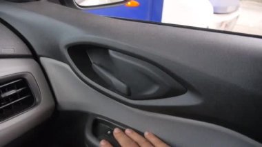 Araba dikiz aynası mavi otobüsle yan yana duran araba kapılarında.
