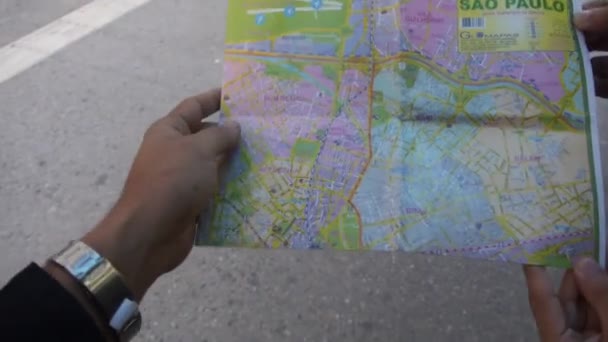 Kérdezzen Meg Valakit Egy Papír Térképet Sao Paulo Hand Held — Stock videók