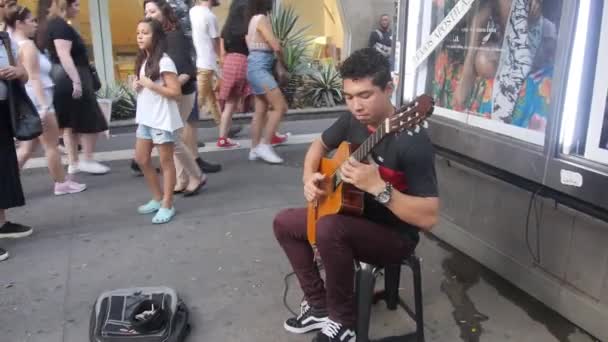 Мужчина Улице Музыканта Играет Гитаре Женской Аудиторией Рука Руку Pan — стоковое видео