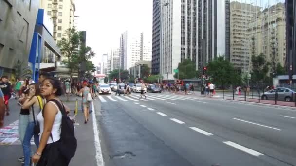 Many Cars Stop Traffic Light Many Pedestrians Cross Road Forwards — Stock Video