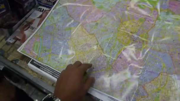 Paper Map Över Sao Paulo Handen — Stockvideo
