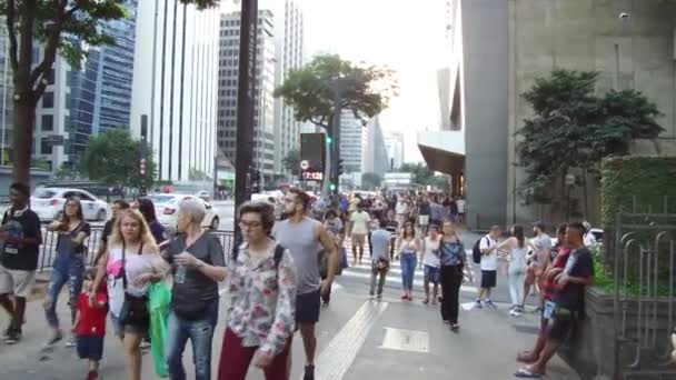 歩行者天国の通りと美しい街の景色 手が開催 — ストック動画