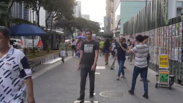 Plakatgeschäft Straßenrand Mit Vielen Fußgängern Und Autos — Stockvideo