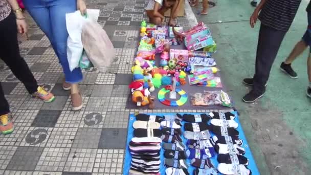 Souvenirverkäufer Und Lustiges Spielzeug Straßenrand — Stockvideo