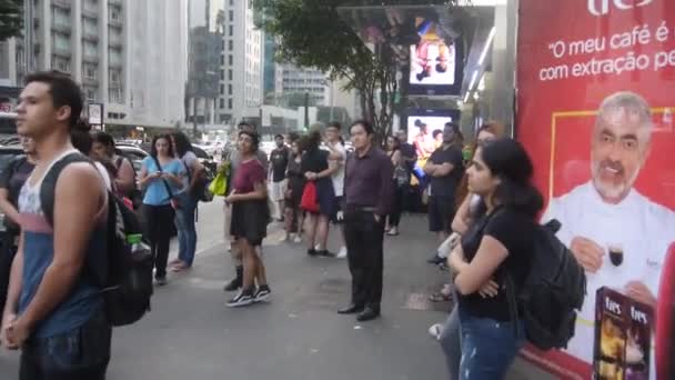 Multitud Parada Autobús Esperando Autobús — Vídeo de stock