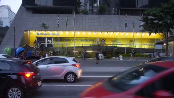 Geel Gebouw Met Veel Licht Vlaggen Stad Sao Paulo Hand — Stockvideo