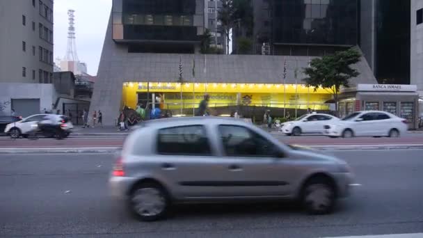 Sao Paulo Şehrinde Birçok Işığı Olan Sarı Bina — Stok video