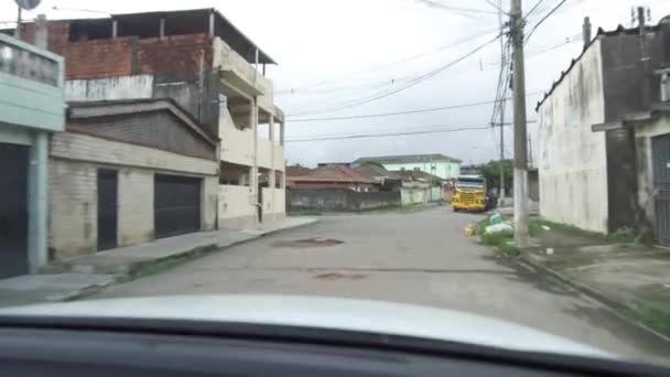 Caminhão Amarelo Grande Perto Estrada Intersecção Mão Held — Vídeo de Stock