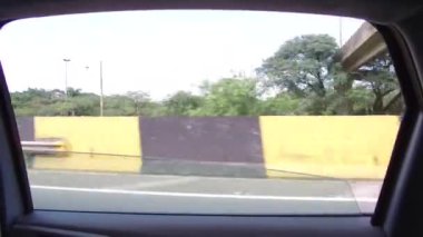 Park Manzarası ve Otoyola yakın bir sürü ağaç 