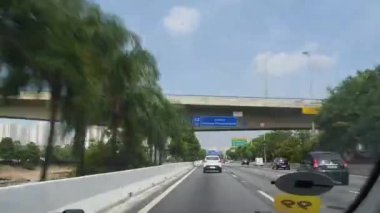 Nehir ve şehir manzaralı kalabalığın atmosferi 