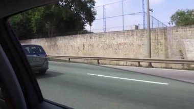 Çok Ağaçlı Beyaz Tuğla Duvar