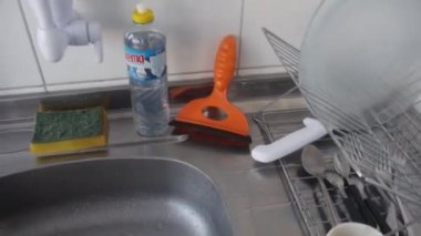 Tam teçhizatla lavabo - El tutuşu