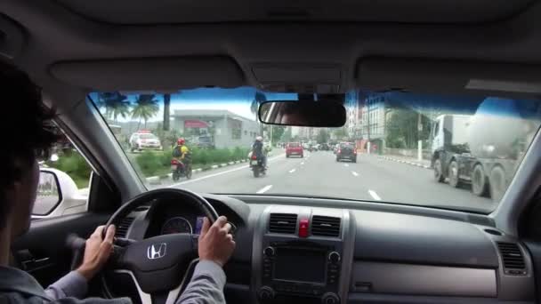 Άνδρες Γκρι Πουκάμισα Είναι Οδήγηση Στην Πόλη Χέρι Που Πραγματοποιήθηκε — Αρχείο Βίντεο