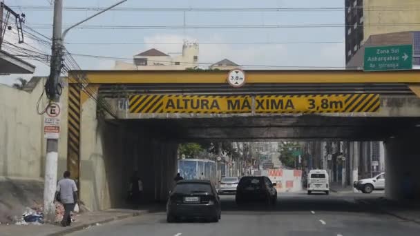 Silniční Separátor Výhledem Město Ruční Držení — Stock video