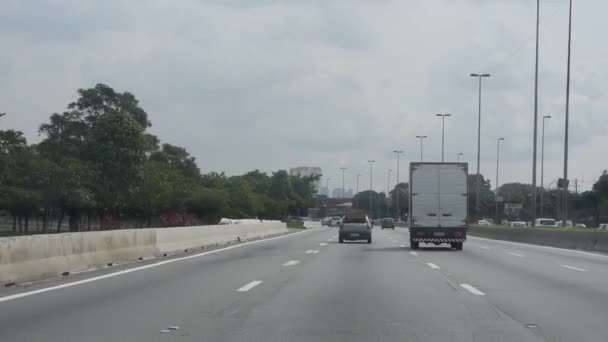 Die Atmosphäre Der Autobahnmassen Mit Vielen Autos Und Blick Auf — Stockvideo