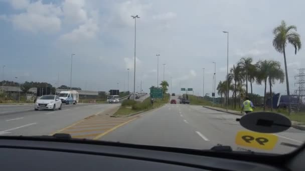 Atmosfera Estrada Com Muitos Carros Pedestres Com Muitas Árvores Aeroporto — Vídeo de Stock