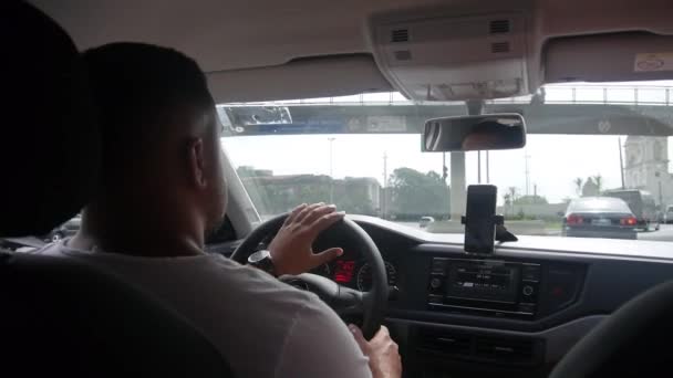 Chofer Está Conduciendo Multitud Ciudad — Vídeo de stock