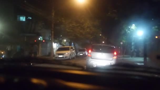 Conducir Detrás Del Coche Plata Noche Ciudad Mano — Vídeos de Stock