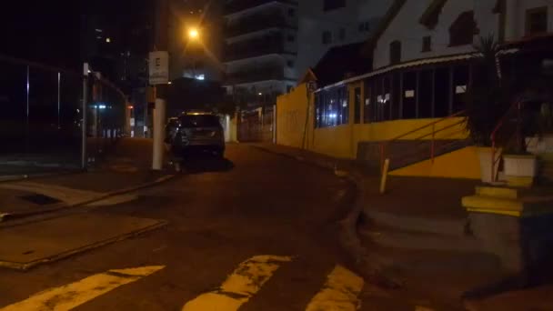 Piccola Piuttosto Buia Strada Con Ampio Parcheggio Auto — Video Stock